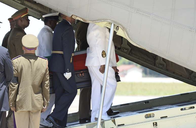 Caixão com o corpo de Mandela é levado para avião na base aérea de Waterkloof, nos arredores de Pretória