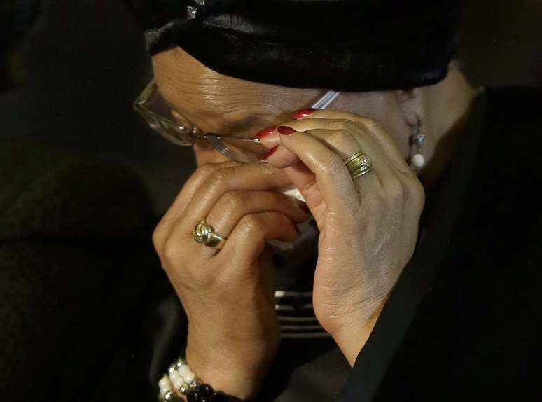 <p>A viúva de Mandela, Graça Machel, enxuga as lágrimas durante cerimônia</p>
