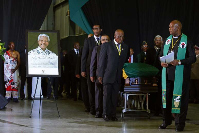 A bandeira do CNA cobriu o caixão de Mandela