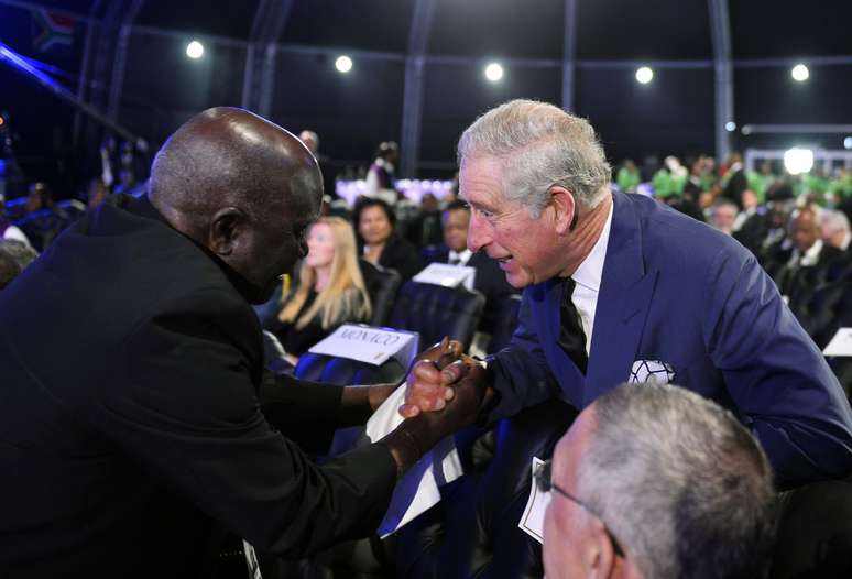 Princípe Charles participa do funeral de Nelson Mandela em Qunu