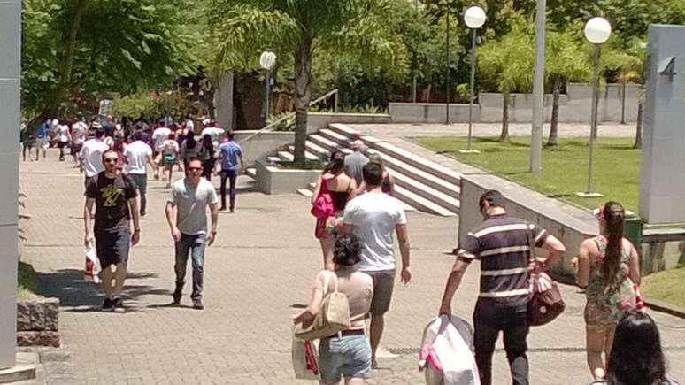 Candidatos enfrentaram o forte calor para fazer a prova em Porto Alegre