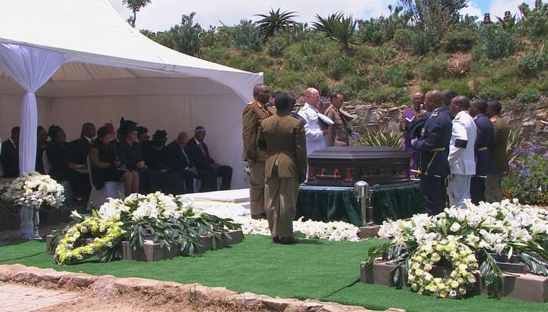 Frame de televisão mostra imagem dos momentos finais do sepultamento de Mandela