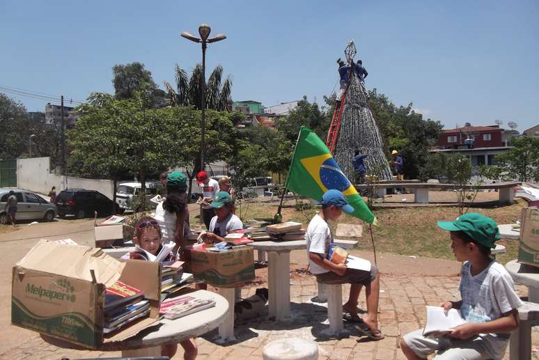 Antes cheia de lixo e entulho, praça Luísa Pera dos Santos, no Parque Arariba, ganhou "cara nova" após limpeza e decoração natalina