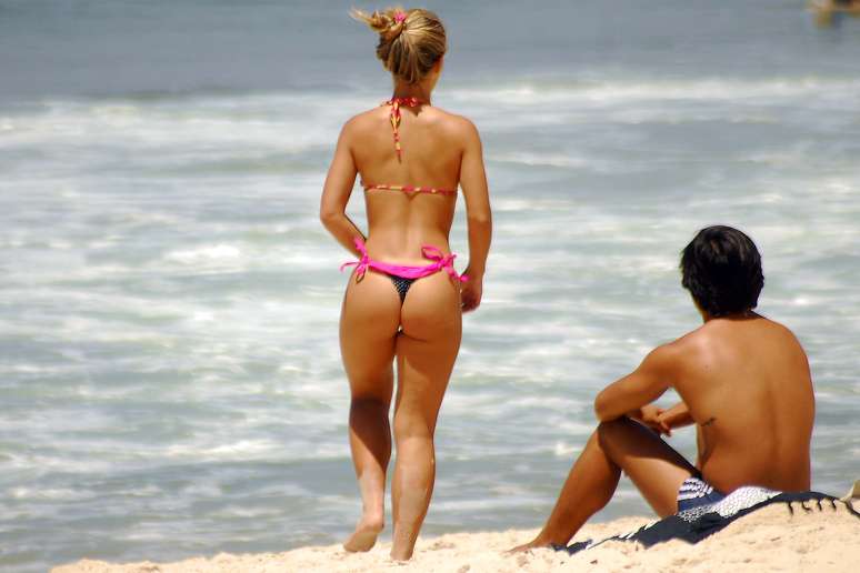<p><strong>16 de dezembro -</strong> Banhistas aproveitam o forte calor na praia de Ipanema, na zona sul do Rio de Janeiro, na manhã desta segunda-feira</p>
