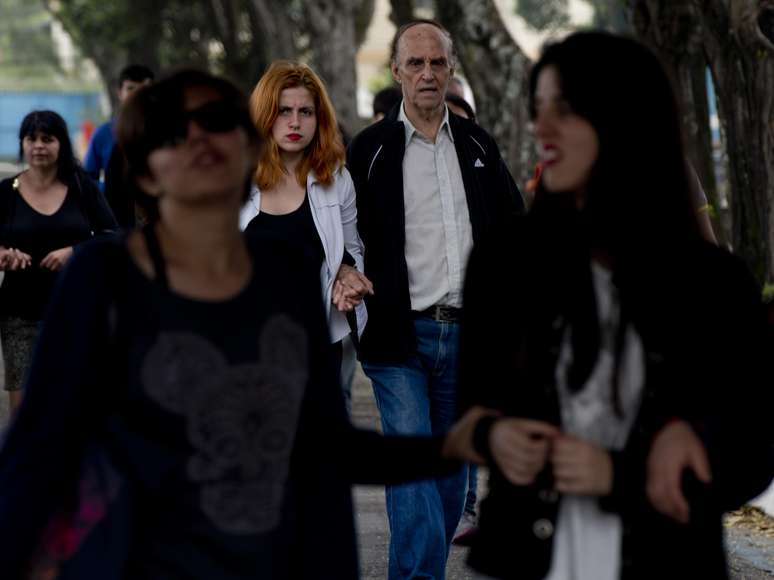 A irm&atilde; de Bruna, B&aacute;rbara Barboza Lino, caminha ao lado do pai, Acrisio Barboza Lino