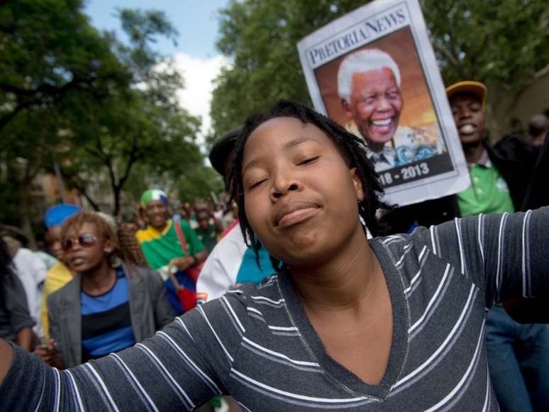 <p>Mulher participa das celebrações em frente ao Union Buildings</p>