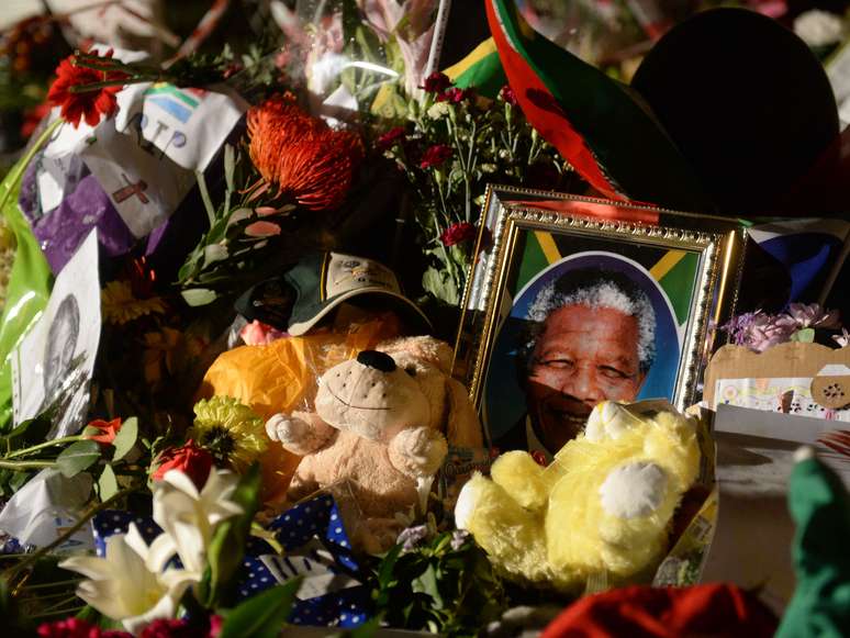 <p>Flores, ursinhos de pelúcia e fotos de Mandela foram colocados em frente à casa do líder sul-africano</p>