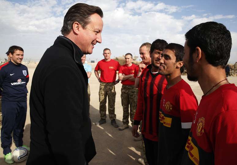 Cameron é recebido pelos militares na base de Camp Bastion, na província de Helmand
