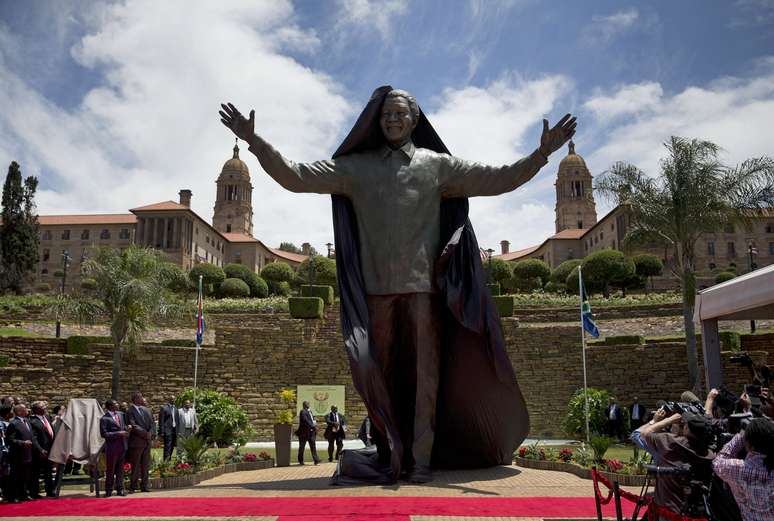 Estátua inaugurada um dia após o enterro de Nelson Mandela