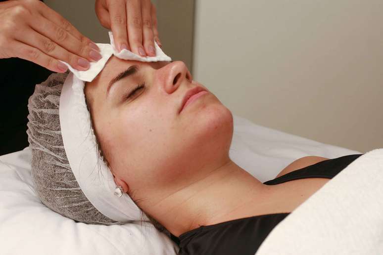 Com o rosto limpo, a pele deve receber um tonificante para ficar com o pH equilibrado. O produto é aplicado com discos de algodão