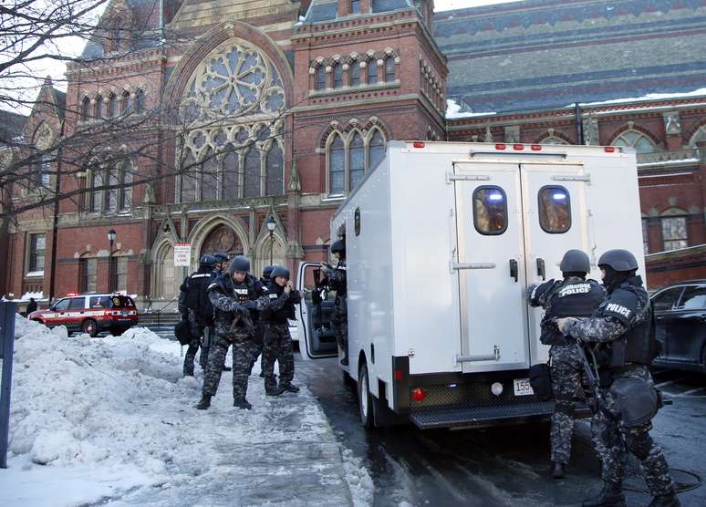 Equipe da Swat foi ao campus de Harvard para investigar a suposta ameaça