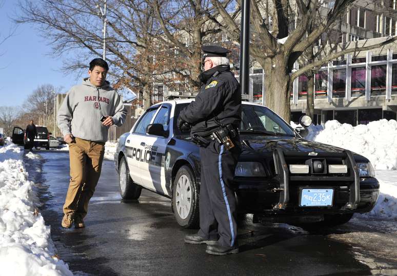 Polícia isola o campus da universidade de Harvard, em Cambridge