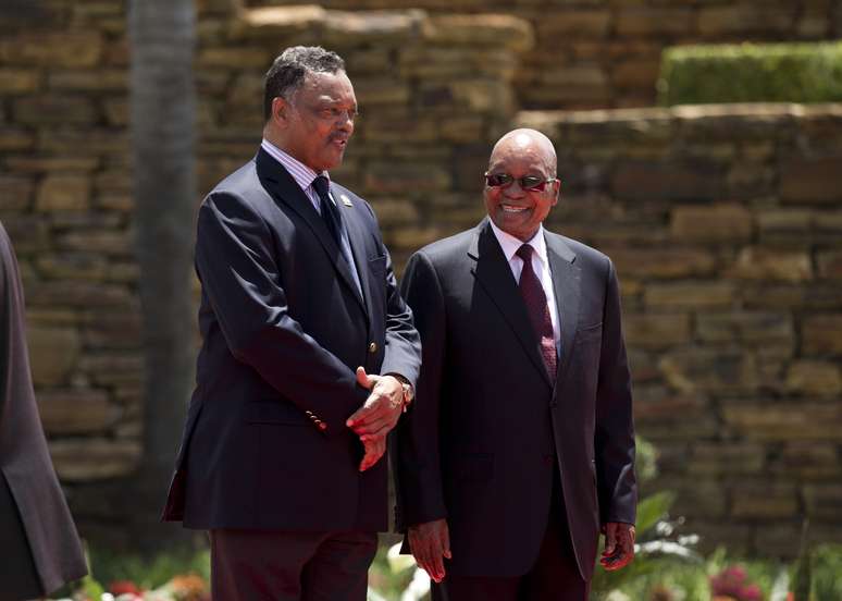 o presidente Zuma conduziu a cerimônia de inauguração da estátua