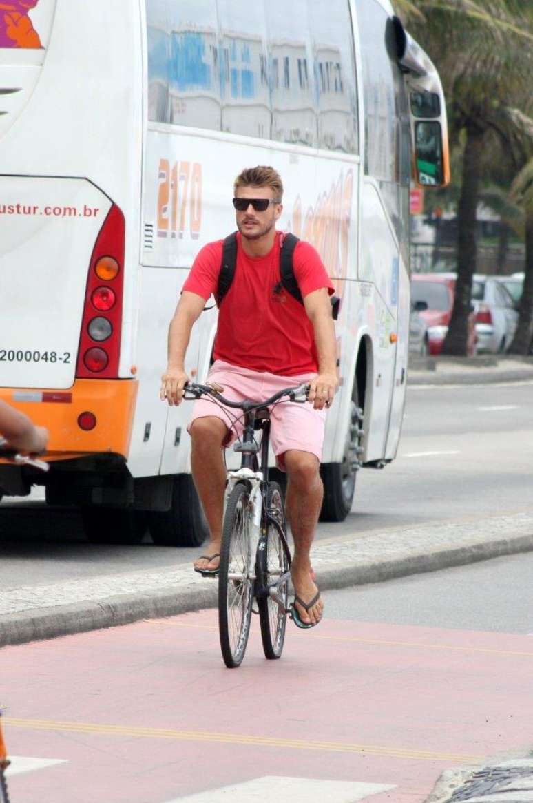 O trabalho para Rodrigo Hilbert começou cedo nesta semana. Apresentador do programa 'Tempero de Família', do GNT, ele foi clicado ao gravar cenas da atração na praia do Leblon, no Rio de Janeiro, e também ao andar de bicicleta. Para a ocasião, Rodrigo escolheu uma bermuda rosa e uma camiseta vermelha