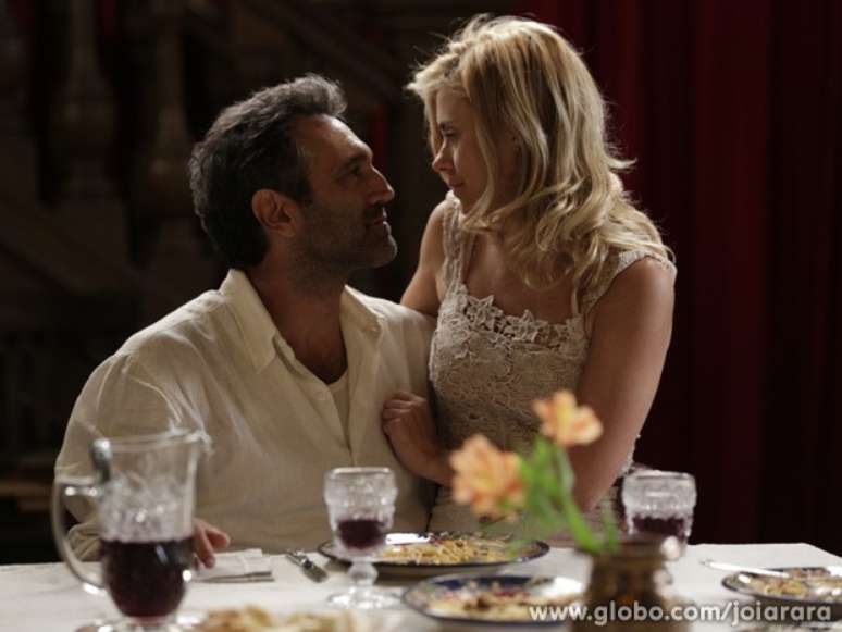 Mundo (Domingos Montagner) arranja um jeito de passar mais tempo com Iolanda (Carolina Dieckmann)