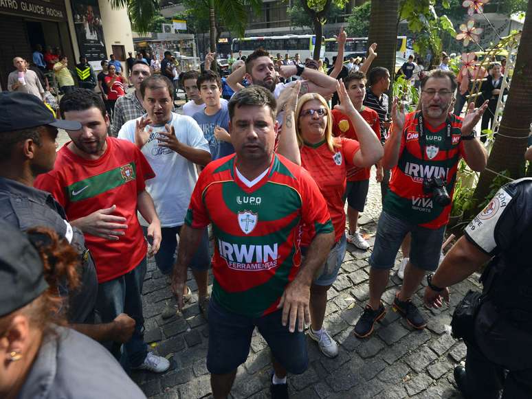 <p>Torcida da Portuguesa foi de &ocirc;nibus e avi&atilde;o ao Rio de Janeiro</p>