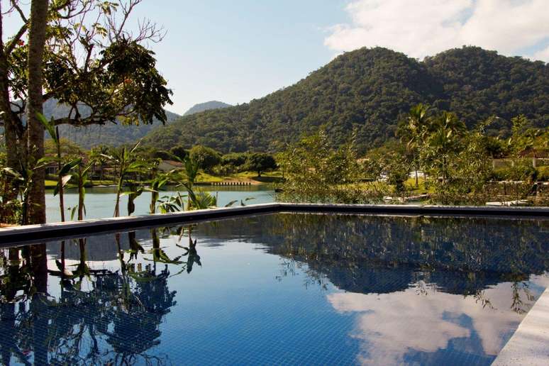 Nesta casa na região de Paraty, no estado do Rio de Janeiro, a arquiteta Marília Veiga colocou a piscina em uma posição estratégica, de onde se tem uma vista deslumbrante das montanhas do litoral fluminense. Informações: (11) 3021-1717