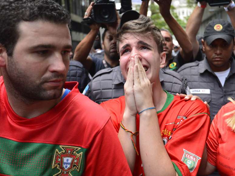 Torcida da Portuguesa foi ao STJD acompanhar julgamento e chorou com decisão do tribunal de rebaixar clube paulista