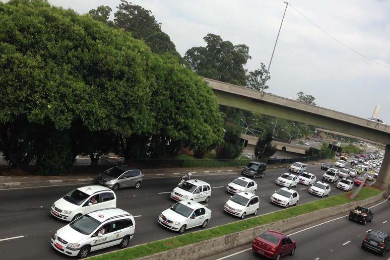 Motoristas fizeram uma carreata pela avenida Vinte e Três de Maio