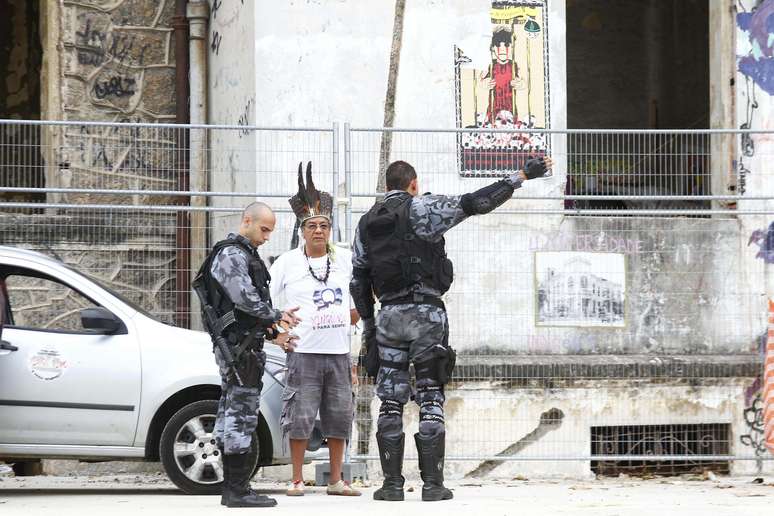 <p>Policiais negociam com líder indígena para a desocupação do prédio do antigo Museu do Índio, no Rio de Janeiro</p>