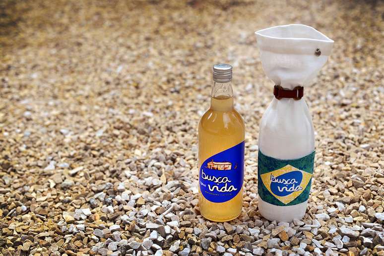 <p>Garrafa especial de ver&atilde;o da cacha&ccedil;a tem 'roupinha' assinada pela estilista carioca Lenny Niemeyer</p>
