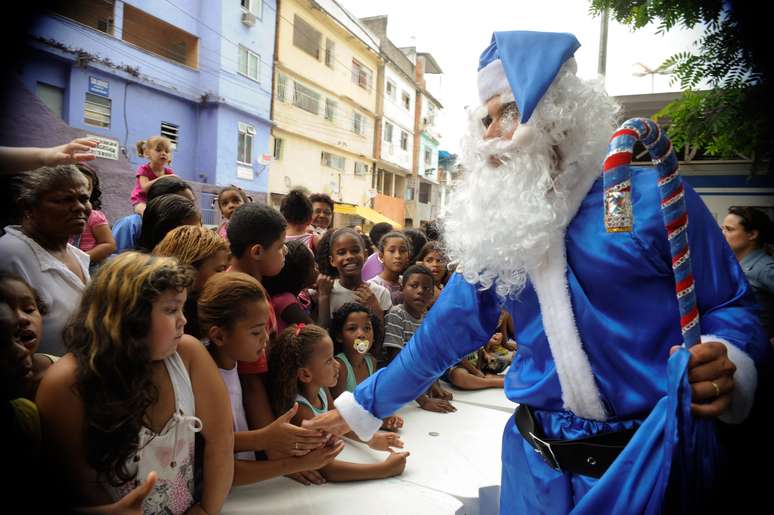 <p>Papai Noel da Polícia Militar do Rio de Janeiro veste roupa azul - cor tradicional da corporação</p>