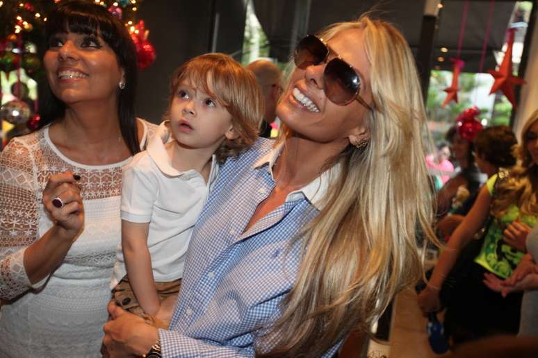 <p>Adriane Galisteu foi ao coquetel promovido pela Ótica Ventura</p>