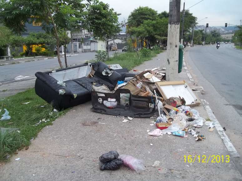 Altura do número 4.750 da avenida Inajar de Souza é ponto viciado de descarte irregular