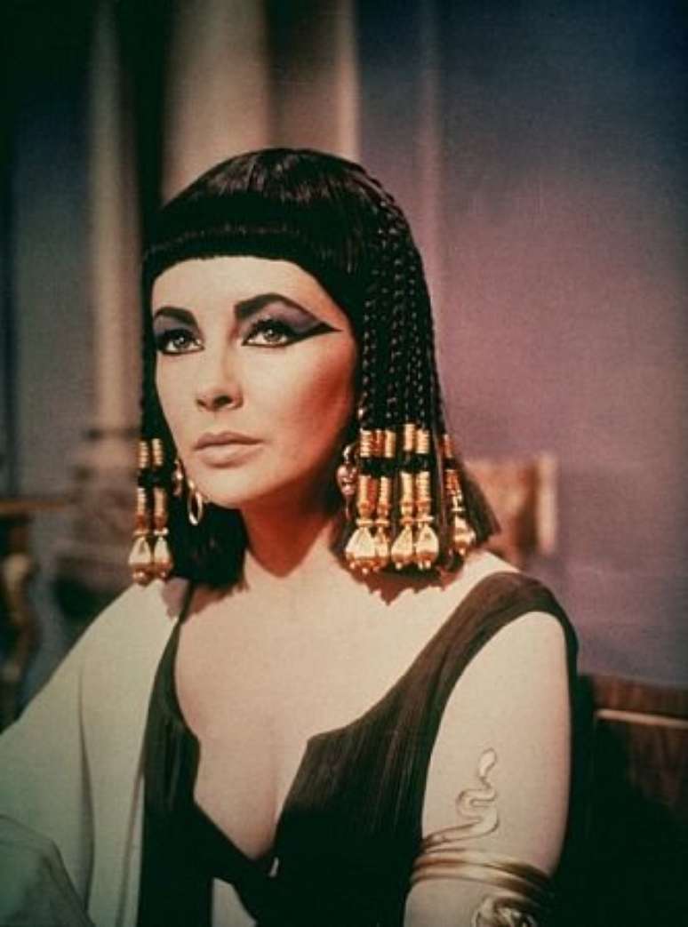 <p>Elizabeth Taylor em cena de 'Cleópatra' (1963); atriz é considerada um dos ícones de beleza do cinema</p>