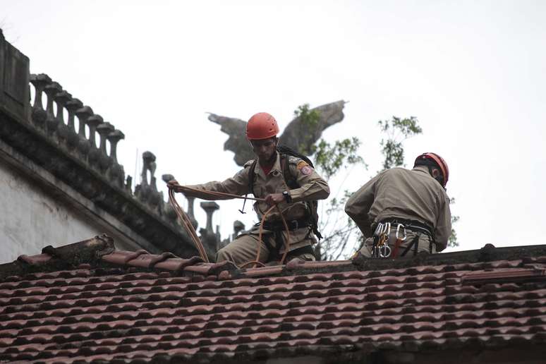 <p>Bombeiros subiram no telhado do Museu do Índio para acompanhar o protesto de Guajajara</p>