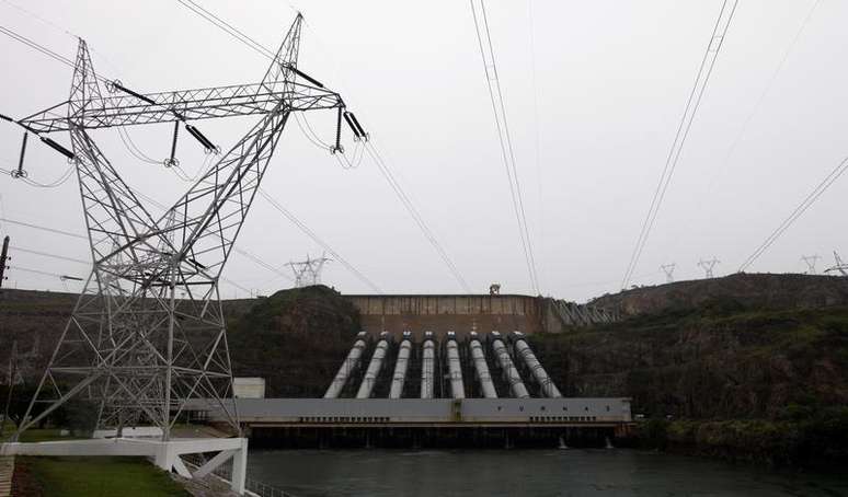 Vista da hidrelétrica de Furnas em Minas Gerais. O leilão de energia existente A-1 negociou 14.489.040 megawatt-hora (MWh) de energia para 2014, no produto de energia de 12 meses, ao preço médio de 191,41 reais por MWh. Cesp e Furnas, do grupo Eletrobras, foram as principais vendedoras de energia às distribuidoras para o periodo. 14/01/2013