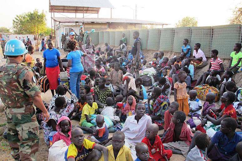 Em meio a tiros, moradores de Juba buscam abrigo no aeroporto