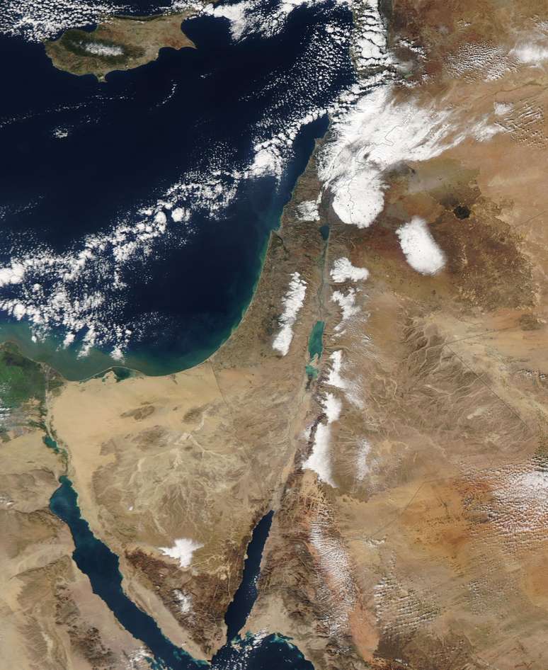 Uma nevasca de rara intensidade cobriu de branco Jerusalém e parte da Cisjordânia foi registrada do espaço por uma sonda da Nasa em meados de dezembro. A imagem foi capturada no dia 15, depois que os céus ficaram mais claros sobre a região. A neve que tingiu a paisagem da Terra Santa de branco deve cair com menos intensidade até a chegada do inverno