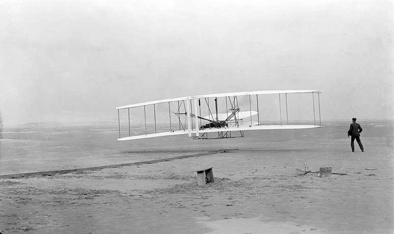 O "Flyer I" dos Irmãos Wright em 17 de dezembro de 1903: primeiros a voar, mas sem testemunhas