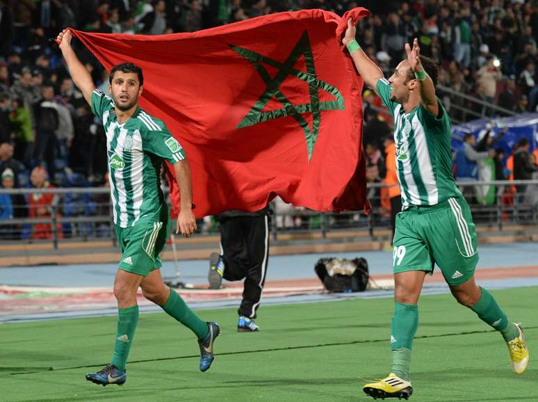 Jogadores do Raja festejam com a bandeira do Marrocos