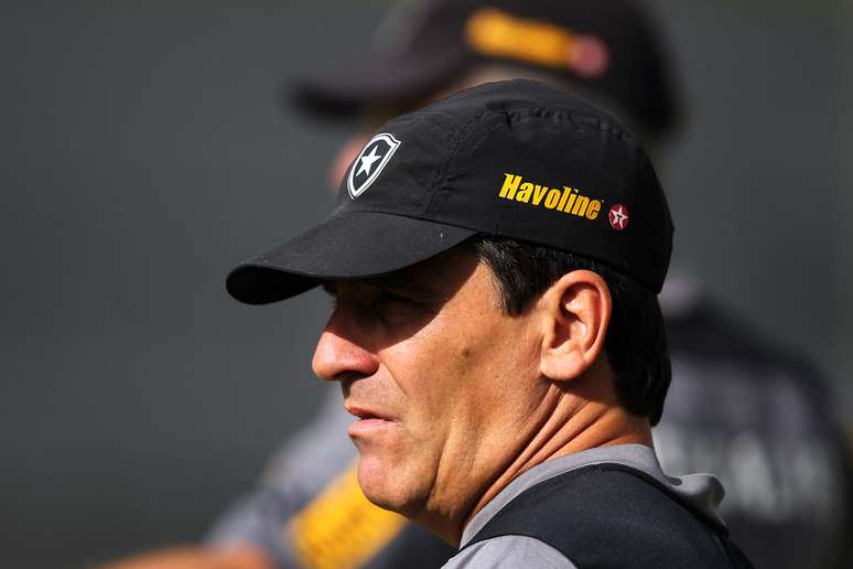 <p>Eduardo Húngaro substitui Oswaldo de Oliveira no comando do Botafogo</p>