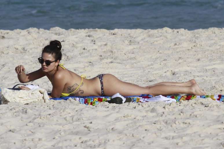 Prestes a voltar à TV com a minissérie Amores roubados, Isis Valverde é frequentemente flagrada nas praias cariocas tomando banho de sol   