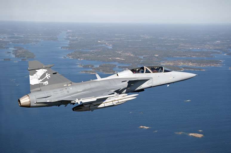 <p><strong>Gripen - </strong>Caça sueco tem 14,1 metros de comprimento</p>