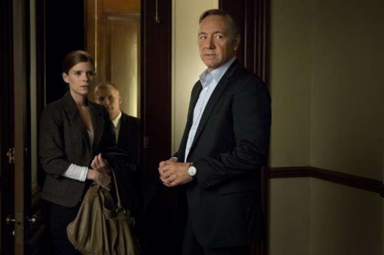 Kevin Spacey é o político Frank Underwood, que se envolve com a repórter Zoe Barnes (Kate Mara)