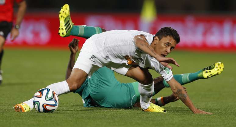 <p>Marcos Rocha disputa bola com jogador do Raja Casablanca; lateral disparou contra Cuca ao ser substituído</p>