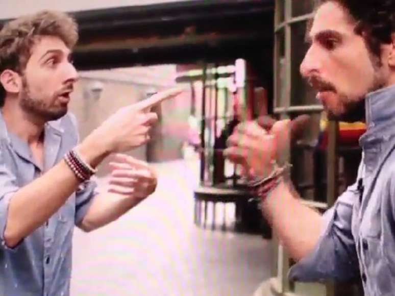 O s&oacute;sia do apresentador do 'Legend&aacute;rios' na cena que marca sua primeira fala na pele do personagem