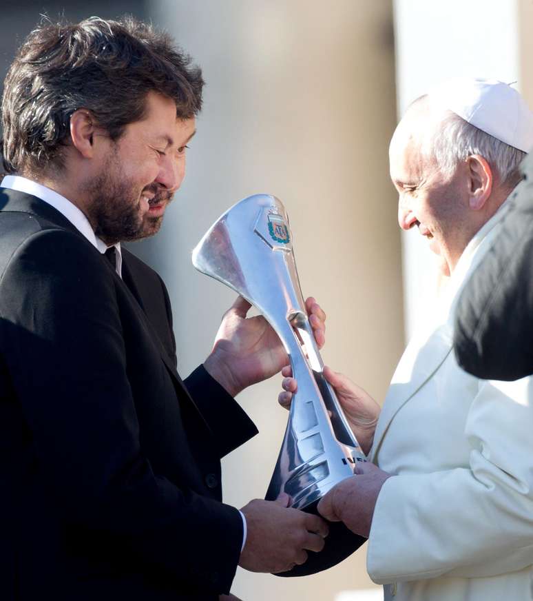 <p>Papa Francisco recebeu o troféu conquistado pelo seu time de coração</p>