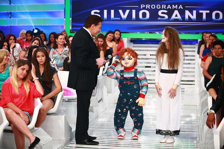 Silvio Santos recebeu os personagens das pegadinhas de suspense no palco