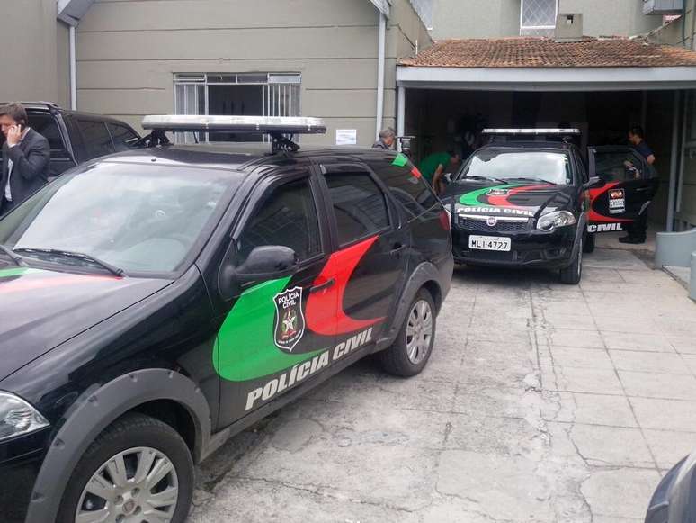 Carros da Polícia Civil, do Paraná, posicionados para a transferência dos torcedores