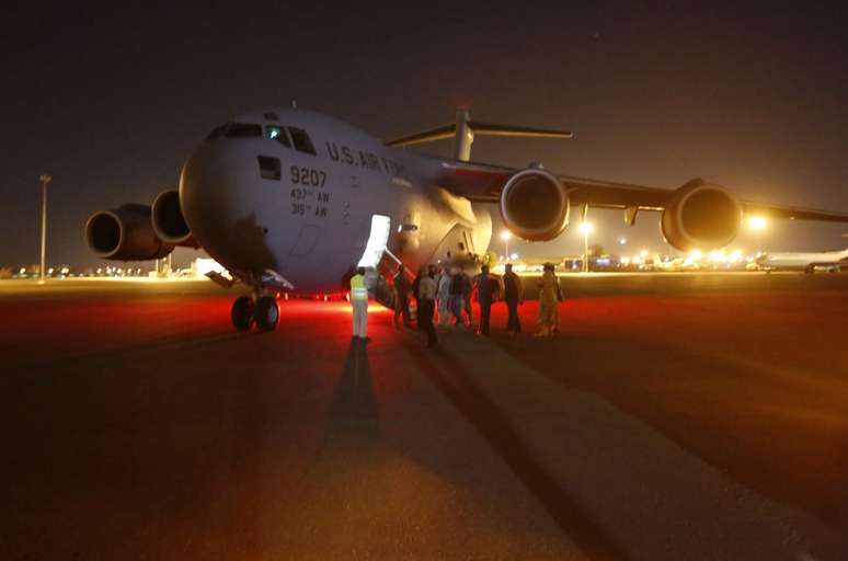 Avião partiu da base de Guantánamo transferindo presos para a África