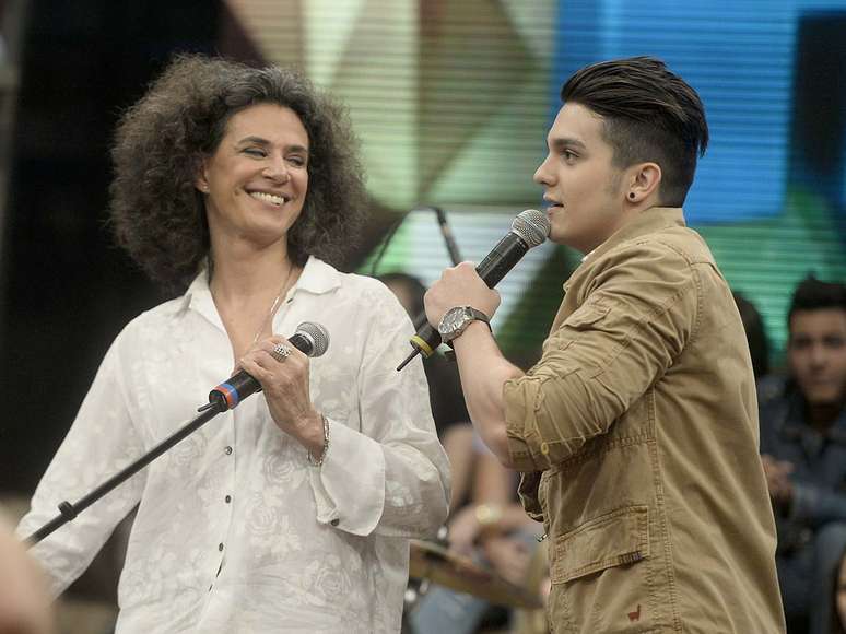 <p>No 'Altas Horas', Simone fez dueto com Luan Santana</p>