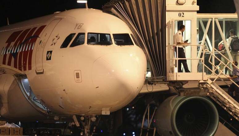 <p>Um avião da TAM estacionado na pista do aeroporto Santos Dumont no Rio de Janeiro; aérea passa a integrar a aliança oneworld</p>