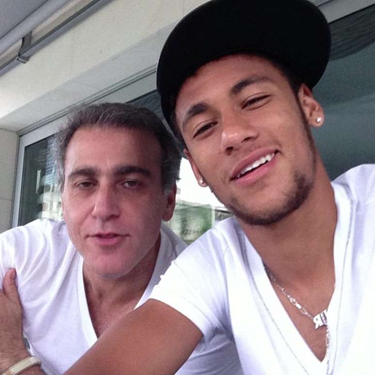 <p>Andr&eacute; Cury com Neymar: empres&aacute;rio n&atilde;o &eacute; bem visto no Santos por ter participado da pol&ecirc;mica negocia&ccedil;&atilde;o do astro com o Barcleona</p>