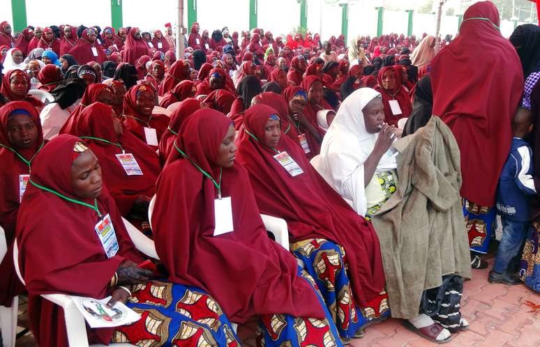 Noivas muçulmanas nigerianas na cerimônia matrimonial coletiva em Kano