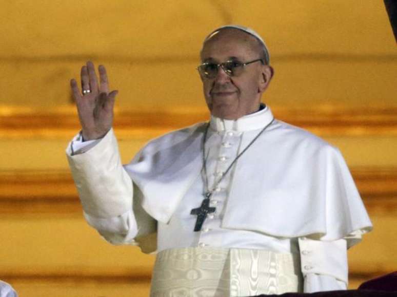 Jorge Mario Bergoglio apresenta-se como o papa Francisco à Praça São Pedro na noite do dia 13 de março